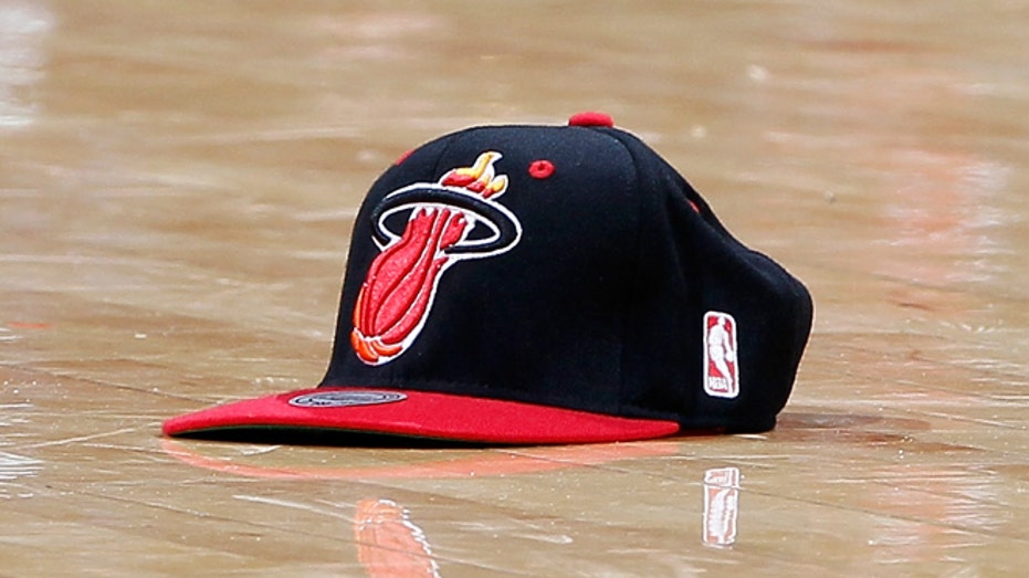 Бывший сотрудник команды Miami Heat обвиняется в продаже украденных спортивных реликвий на сумму 2 миллиона долларов Thumbnail