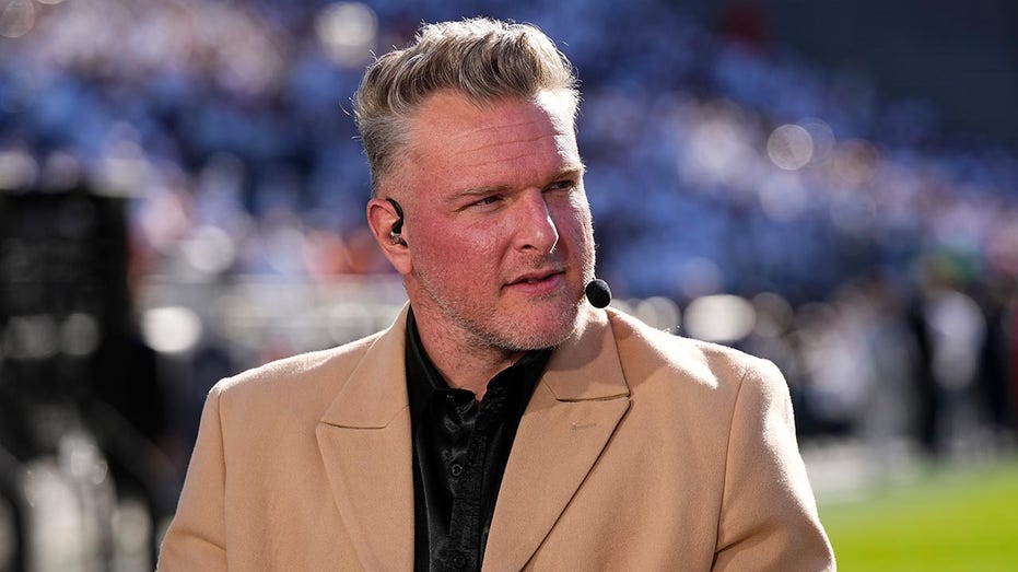 Pat McAfee критикует сотрудников ESPN на фоне крупной сделки WWE и делится своими мыслями о будущем спортивных трансляций Thumbnail