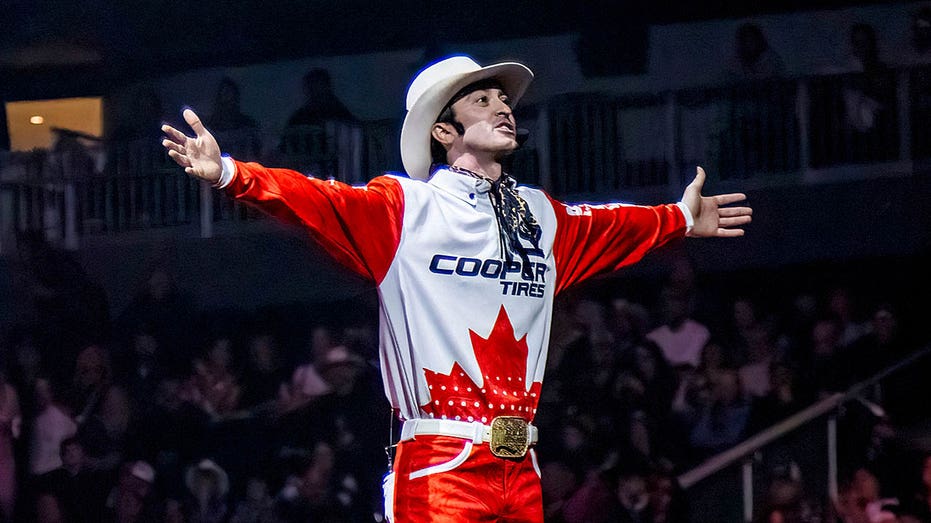 Как Brinson James превращает зрелище PBR в настоящее шоу и зажигает Nashville Thumbnail