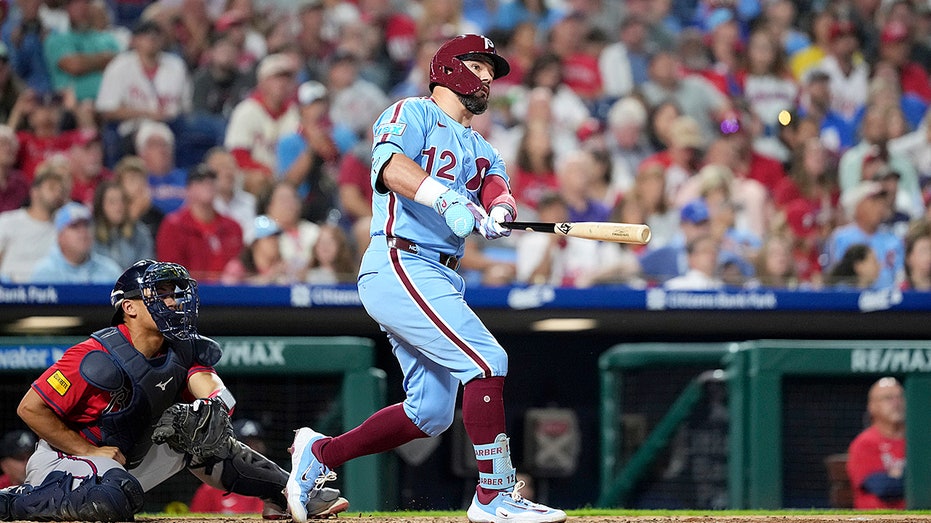 Звезда бейсбола Кайл Шварбер установил редкий рекорд MLB, одержав победу с четырьмя домашними забегами Thumbnail
