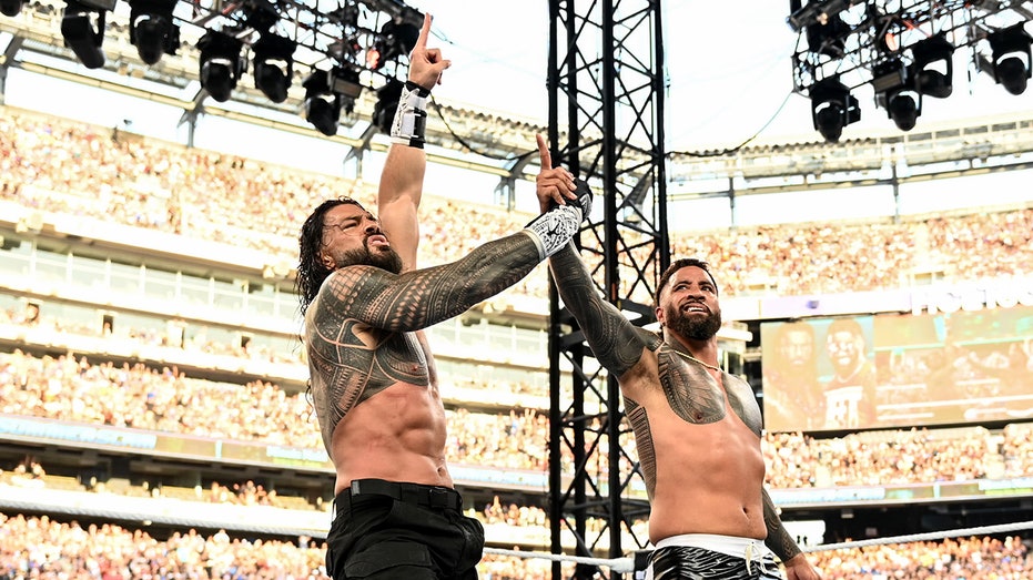 Битва команд на SummerSlam: Джей Усо и Роман Рейнс одерживают победу над Броном Брейкером и Бронсоном Ридом Thumbnail