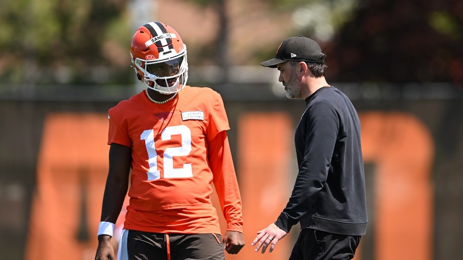 Тренер команды Cleveland Browns уклоняется от комментариев о будущем роли Шедура Сандерса после впечатляющего дебюта в предсезонных играх Thumbnail