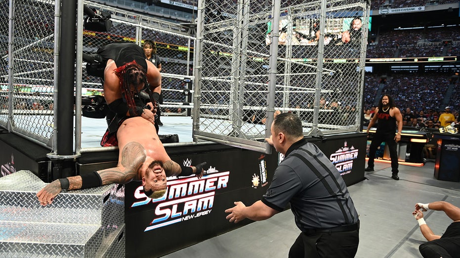 Solo Sikoa выходит из клетки и сохраняет титул Чемпиона США на SummerSlam Thumbnail