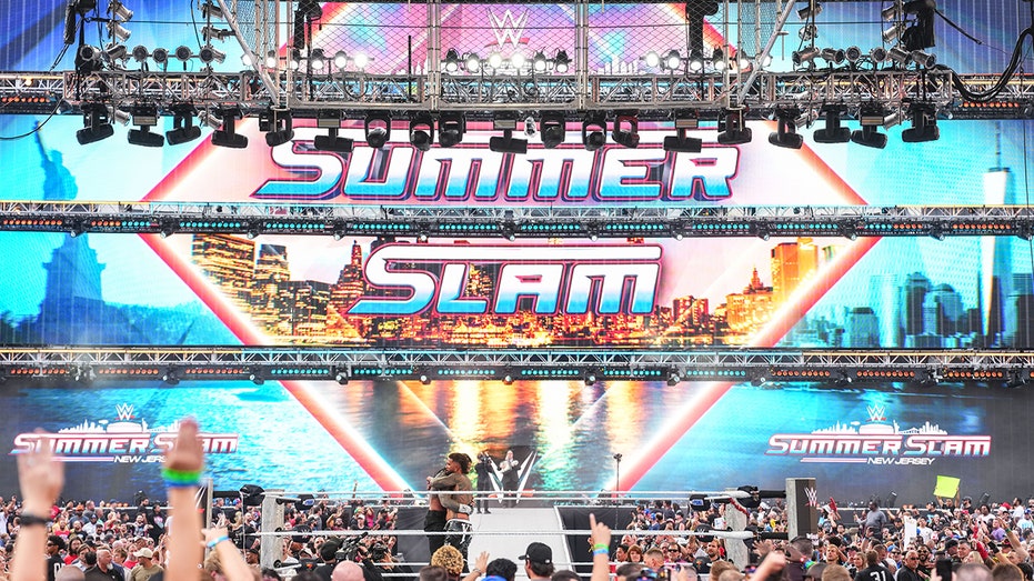 Взрывной старт SummerSlam: сенсационное победное вмешательство Сета Роллинса потрясло зрителей Thumbnail