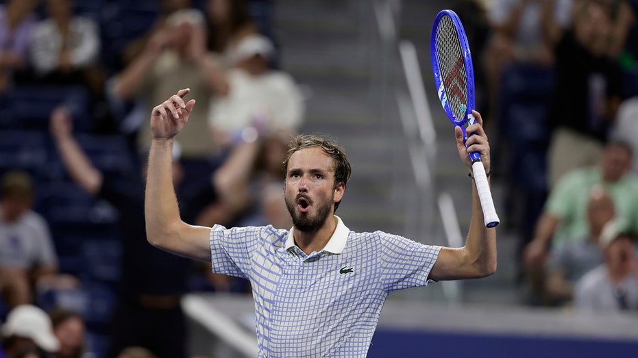 Скандал на US Open: эмоциональный взрыв Даниила Медведева во время поражения в матче с Бонзи Thumbnail