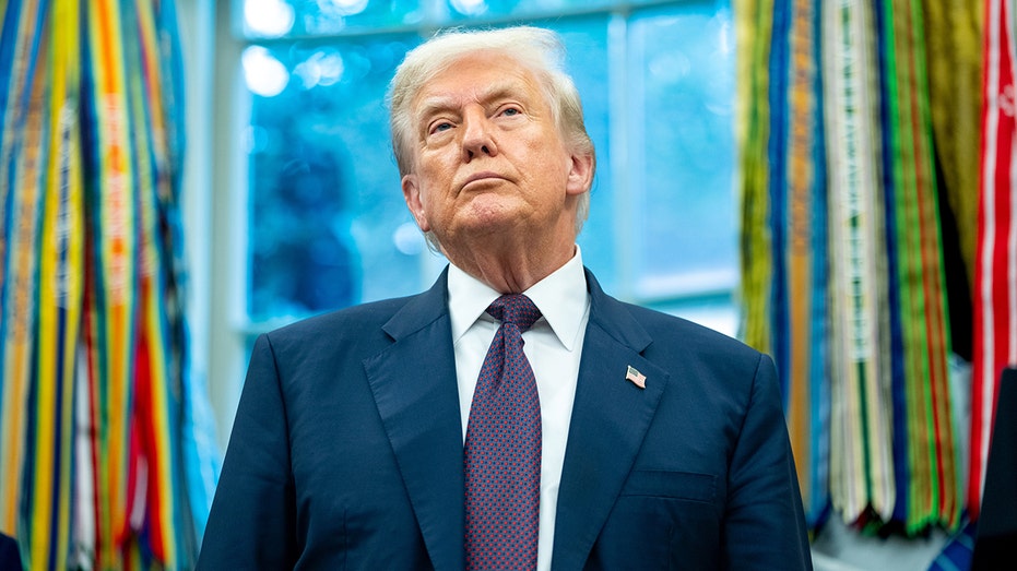 Президент Трамп обещает ужесточить наказания за осквернение американского флага с помощью исполнительного указа Thumbnail