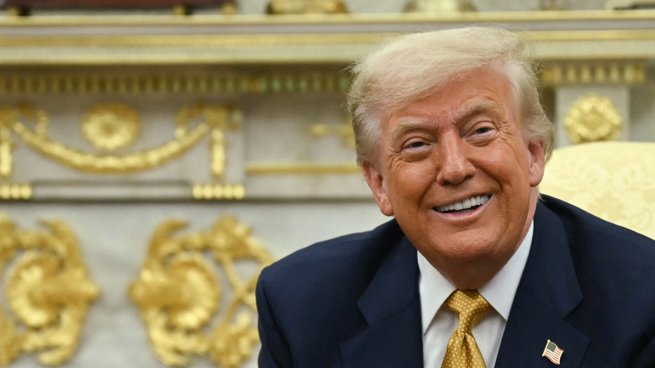 Трамп украсил Овальный кабинет золотом за свои личные средства и планирует грандиозные обновления Белого дома Thumbnail