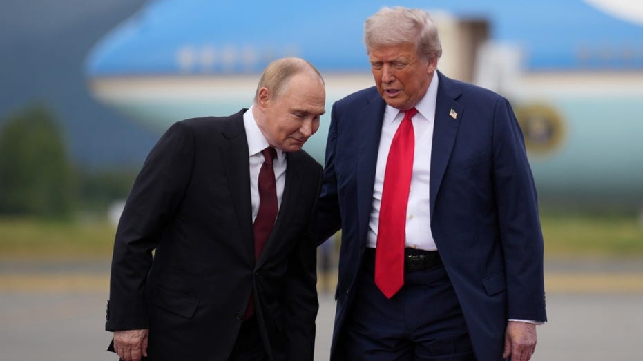 Дональд Трамп завершил 30-ю неделю своего второго президентского срока с важной встречей с Владимиром Путиным и планами на будущее Thumbnail