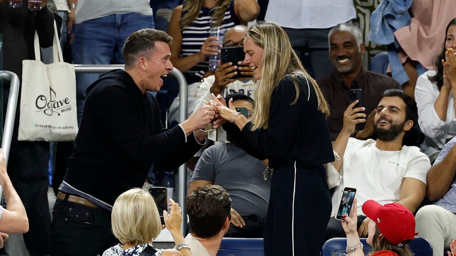 Волнительное предложение руки и сердца во время матча на US Open: зритель сделал предложение во время победы Арины Сабаленко Thumbnail