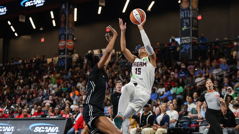 Инцидент с выбросом секс-игрушки на матч WNBA привлек внимание правоохранительных органов и вызвал волну обсуждений Thumbnail