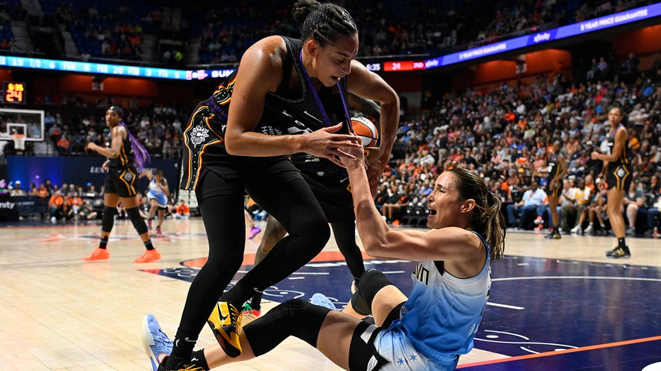 Интенсивное столкновение на матче WNBA: обе команды потеряли игроков из-за массовой драки Thumbnail