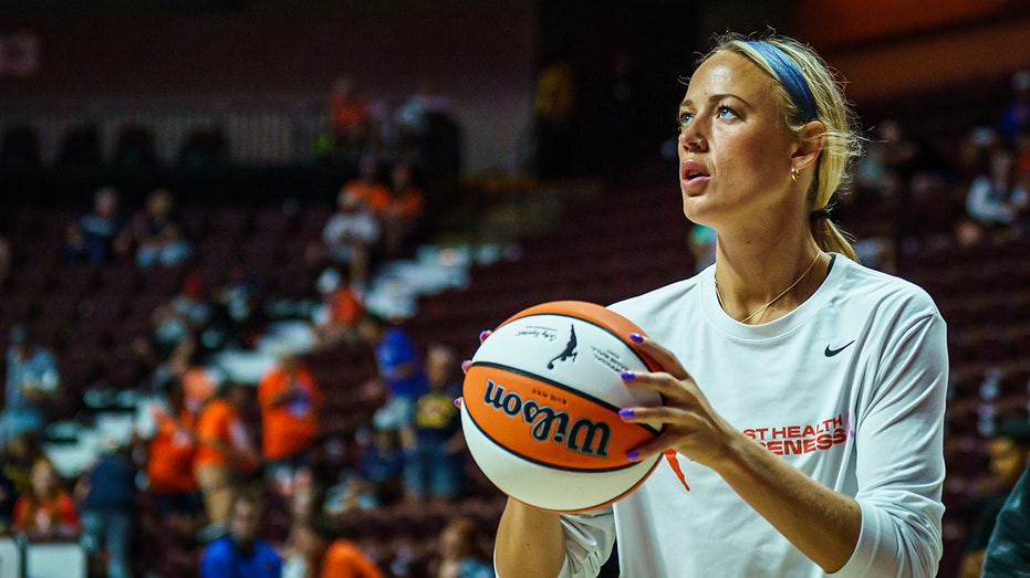 Травма Софии Каннингам и конфликт вокруг судейства в WNBA: критика семьи и общественности Thumbnail