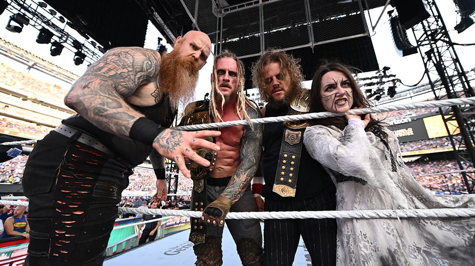 Wyatt Sicks уверенно защищают титул WWE Tag Team на хаосном матче TLC на SummerSlam Thumbnail