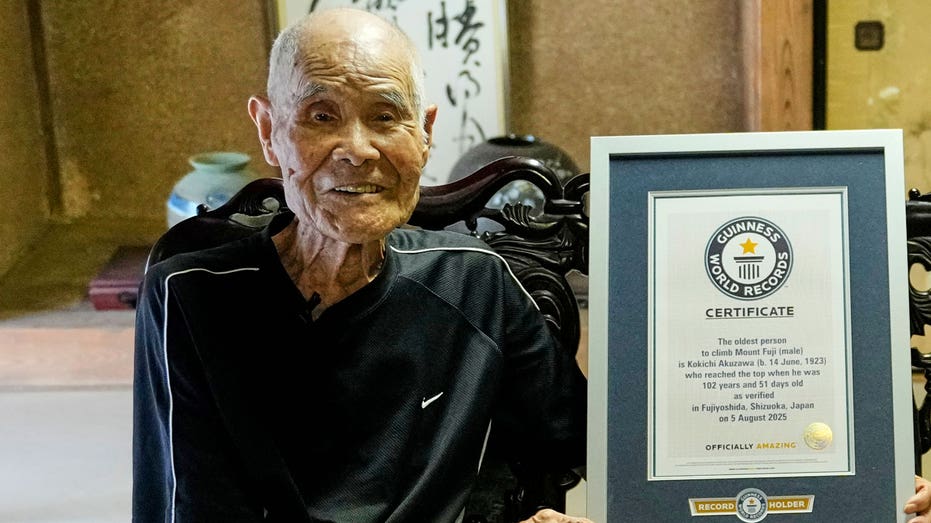 102-летний японец установил рекорд, покорив вершину Фудзи и показав всем пример бодрости и стойкости Thumbnail