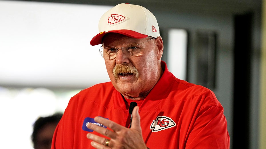 Керриозный эпизод в матче NFL: тренер «Канзас-Сити» призывает пересмотреть правила после инцидента с Тэайром Тартом Thumbnail