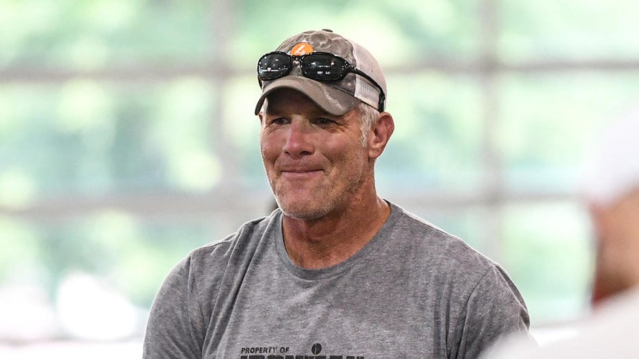 Брэтт Фавр раскритиковал использование социальных сообщений в NFL, назвав лигу «разделяющей» общество Thumbnail
