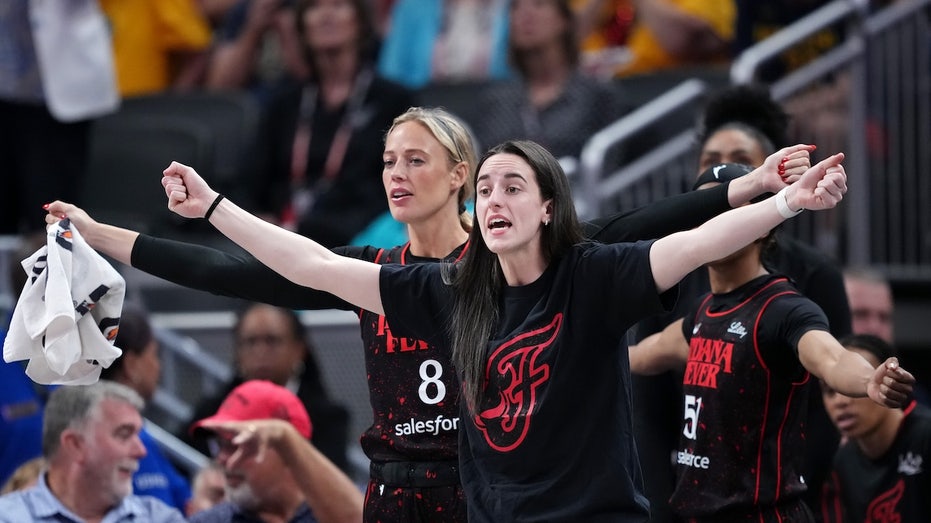 Звезды Indiana Fever Кейтлин Кларк и София Каннингем устроили протест арбитрам во время решающего матча плей-офф WNBA Thumbnail