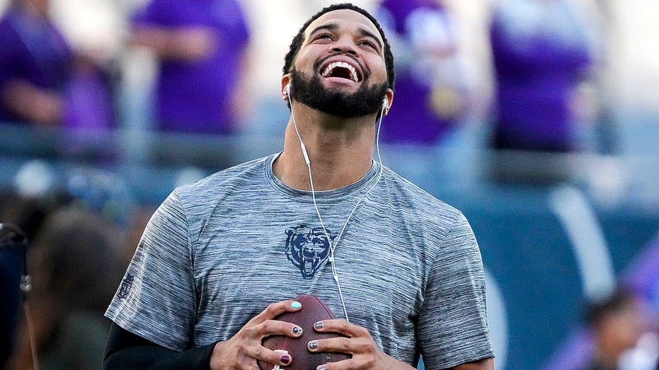 Caleb Williams из Chicago Bears использует украшение ногтей для поддержки важной социальной инициативы перед началом сезона Thumbnail