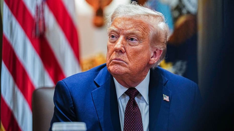 Дональд Трамп посетил стадион Янкис и выступил перед командой в преддверии памятного матча на 9/11 Thumbnail