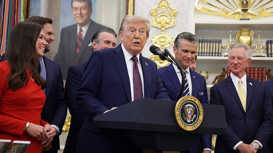Трамп отметил сенсационное поражение Алабамы и рассказал о переезде Космического командования в Хантсвилл Thumbnail