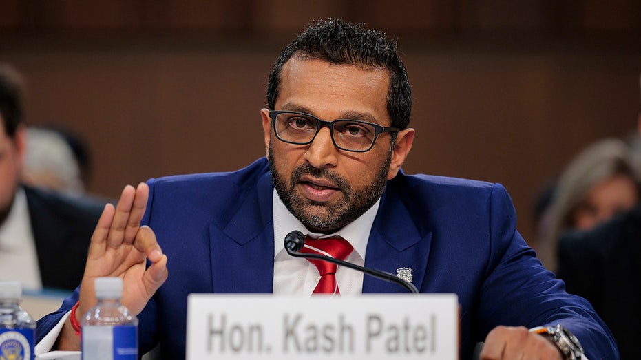 К Kash Patel смелость и гордость: как он защищает ФБР и противостоит критике на слушаниях Thumbnail