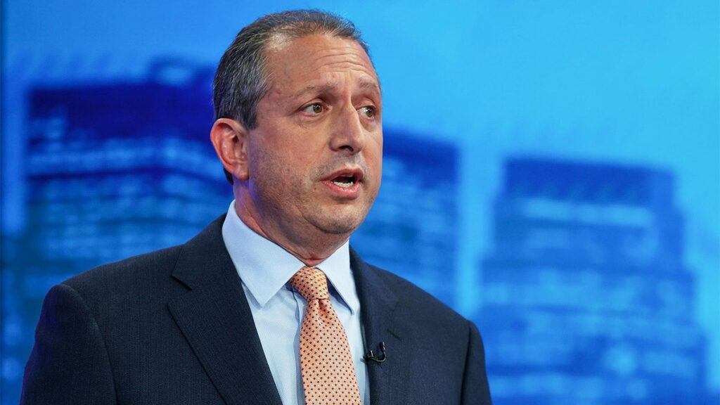 Ожесточённая попытка депутатов и активистов пробиться в офисы ICE в центре Нью-Йорка вызывает усиление охраны Thumbnail