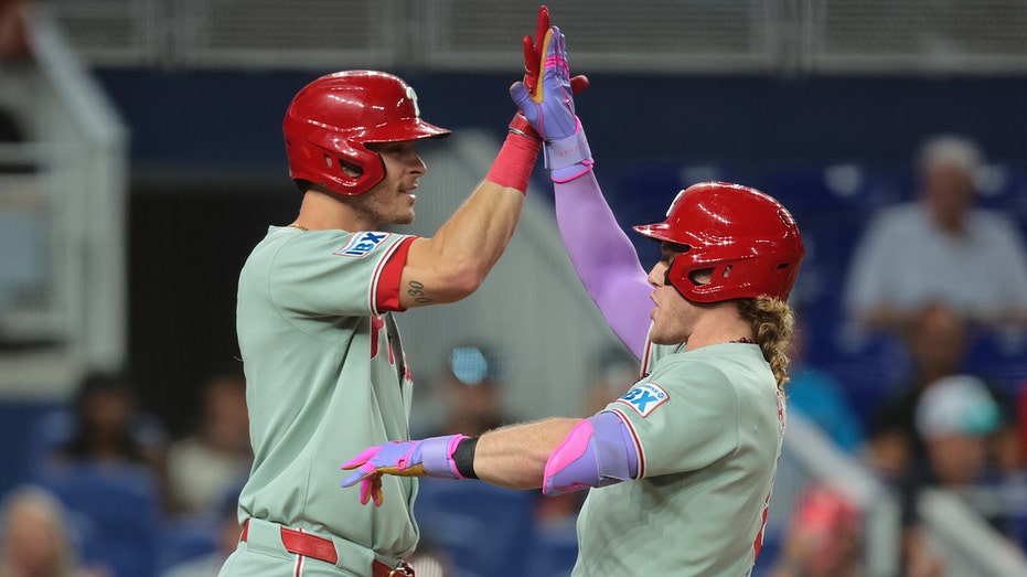 Скандал на бейсбольном матче: как фанатка Phillies спорила с мальчиком за мяч и вызвала бурю эмоций Thumbnail