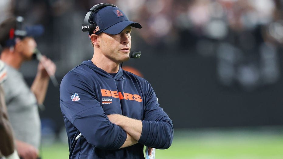 Неуклюжий разговор тренера «Чикаго Беарс» с репортером NFL вызвал бурю в соцсетях и повлиял на ход матча Thumbnail