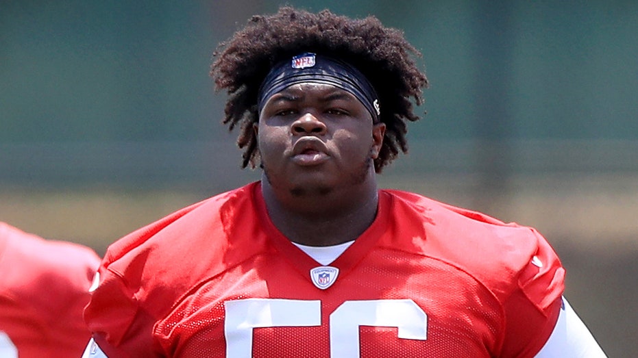 Т Tampa Bay Buccaneers возвращают на поле гиганта — 464-фунтового защитника Десмонда Уотсона Thumbnail
