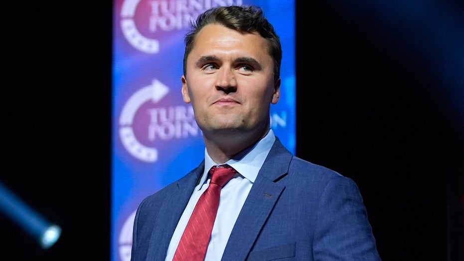 Памятная церемония в Аризоне в честь убитого основателя Turning Point USA Чарли Кирка собрала тысячи сторонников и влиятельных политиков Thumbnail