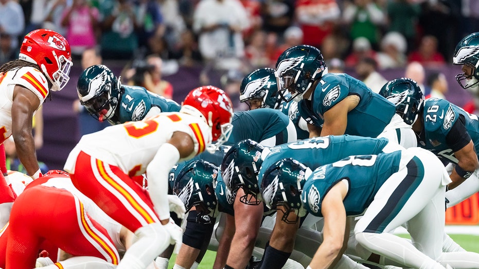 Обвинения болельщиков NFL в нарушениях правил при использовании тактики «tush push» в матче Eagles против Chiefs Thumbnail