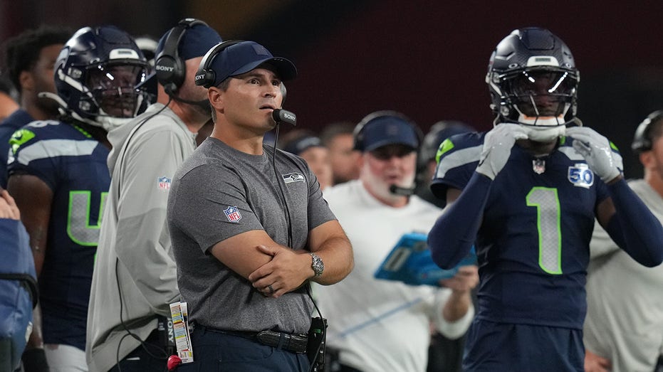 Неудачный момент на поле: перехват Seahawks превращается в потерю мяча из-за столкновения с товарищем по команде Thumbnail