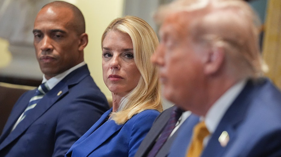 Трамп требует немедленного преследования своих политических оппонентов и критикует Бонди за бездействие Thumbnail