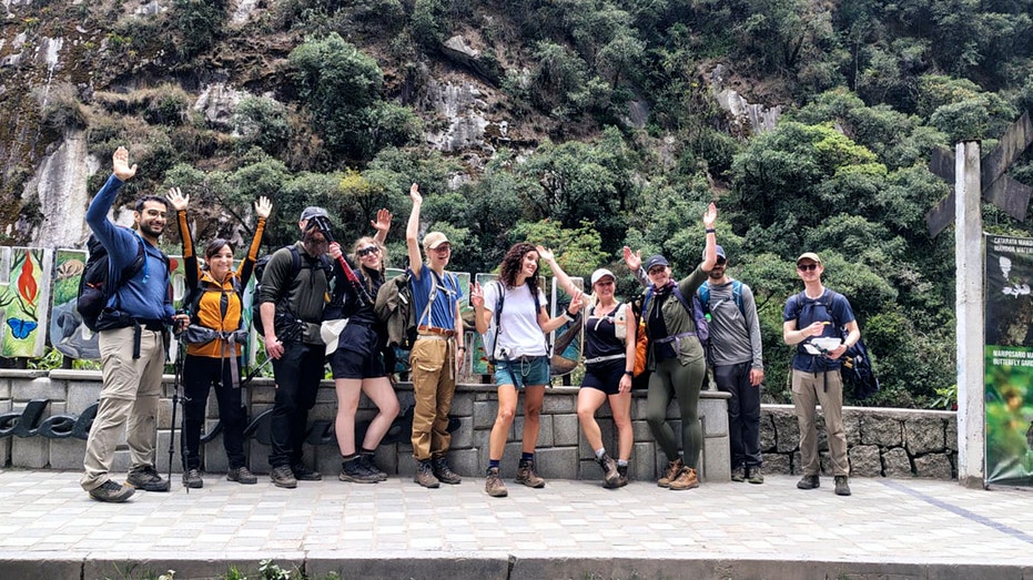 В Перу около 1,000 туристов застряли у Мачу-Пикчу из-за протестов и остановки железнодорожного сообщения Thumbnail