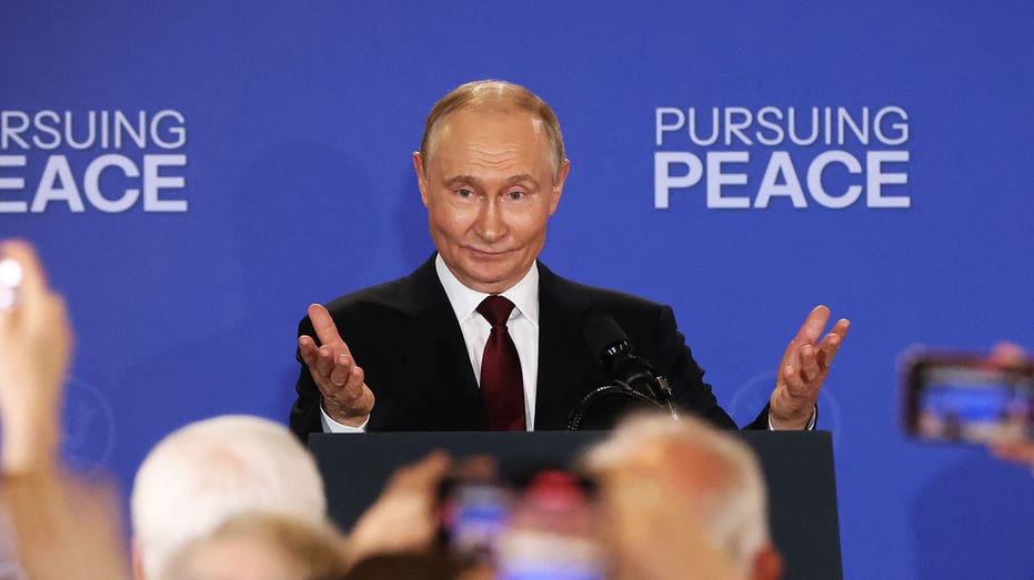 Путин приглашает Зеленского на переговоры в Москву, пока Россия продолжает бомбить Украину Thumbnail