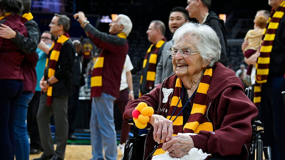Sister Jean уходи на заслуженный отдых: почему легендарный духовник Loyola Chicago решил оставить свою должность в возрасте 106 лет Thumbnail