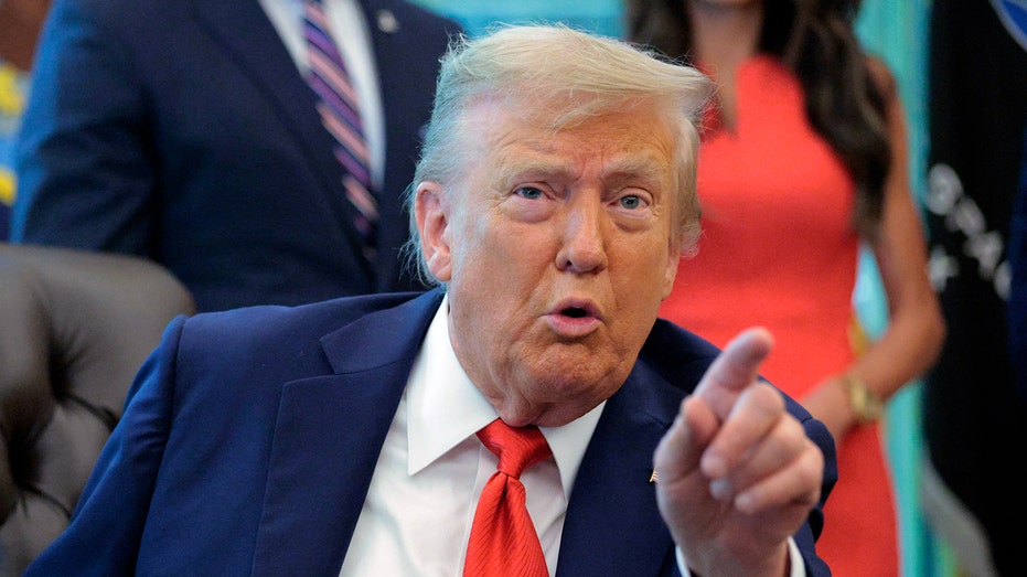 Президент Трамп намекает на возможное введение федеральных войск в Чикаго с помощью провокационного мема Thumbnail