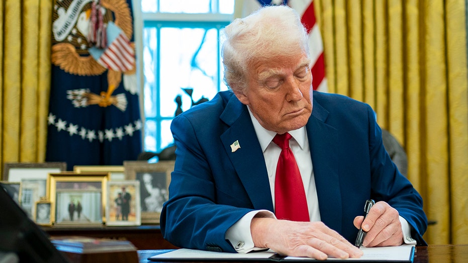 Президент Дональд Трамп вручит новообращенным гражданам США памятное письмо с поздравлениями и напутствиями Thumbnail