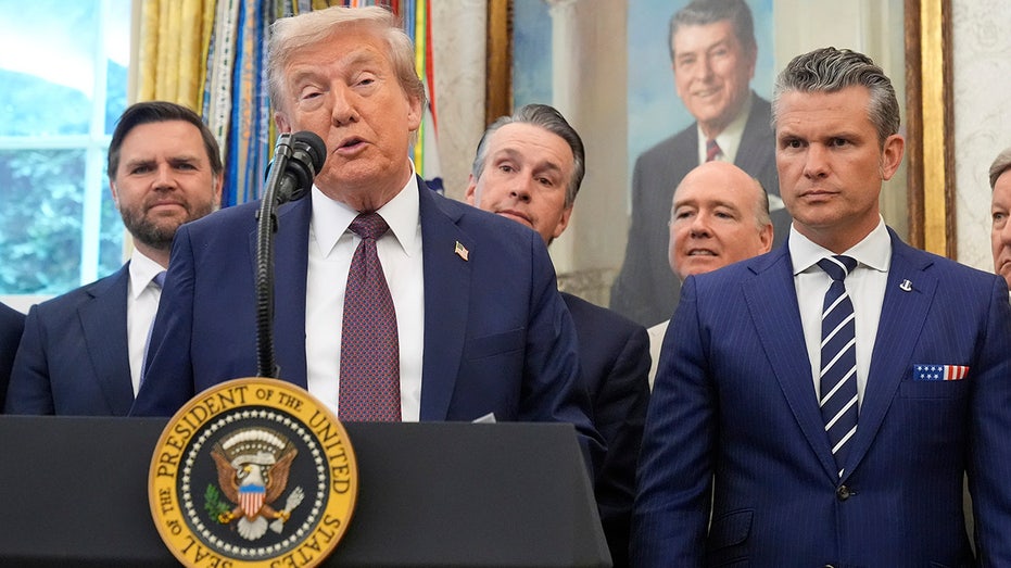 Дональд Трамп в бою с критиками и культуральной войной: как он отвечает на вызовы современности Thumbnail
