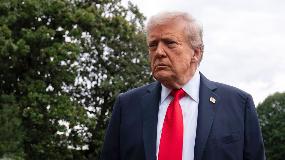 Демократы активизируют кампанию против уязвимых республиканцев, критикуя Трампа за «нападки на свободу слова» Thumbnail