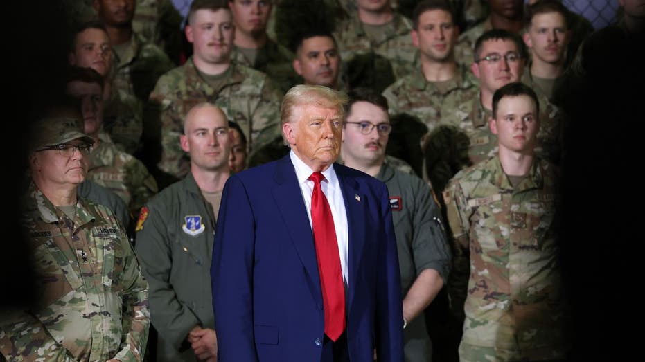 Президент Трамп завершает неделю громкими военными инициативами: возвращение названия «Министерство войны», операции против наркокартелей и перенос космического командования Thumbnail