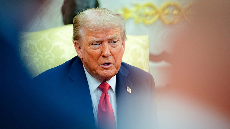 Скандальные детали: как Дональд Трамп и другие знаменитости связаны с тайнственным дневником Эпштейна и его загадочными посланиями Thumbnail