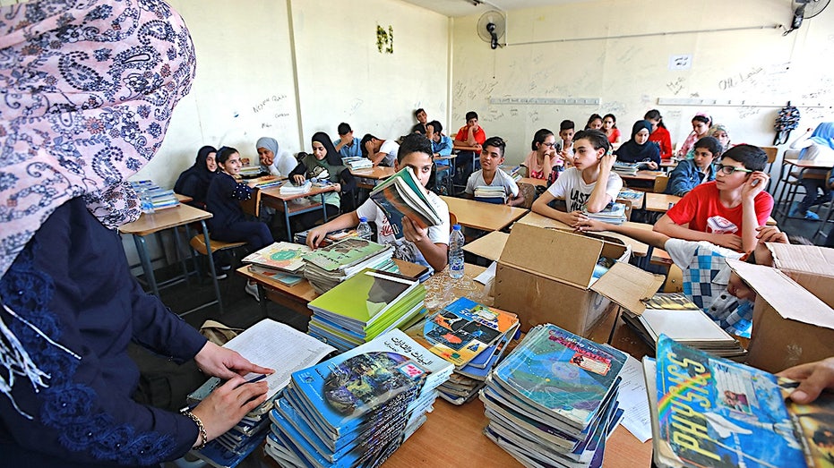 Как Хамас контролирует систему образования в Газе и Ливане через UNRWA Thumbnail