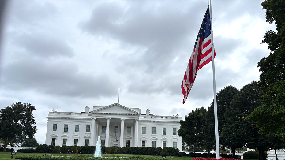 Президент Трамп приказал опустить флаги США в память о Чарли Кирке Thumbnail