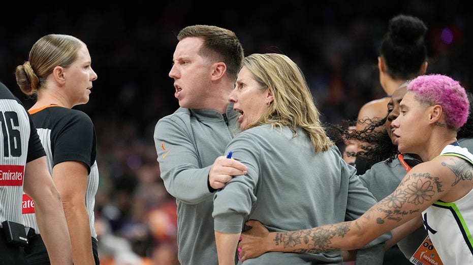 Жаркий конфликт в WNBA: тренер Minnesota Lynx Cheryl Reeve устроила разнос судьям после травмы звезды команды Thumbnail