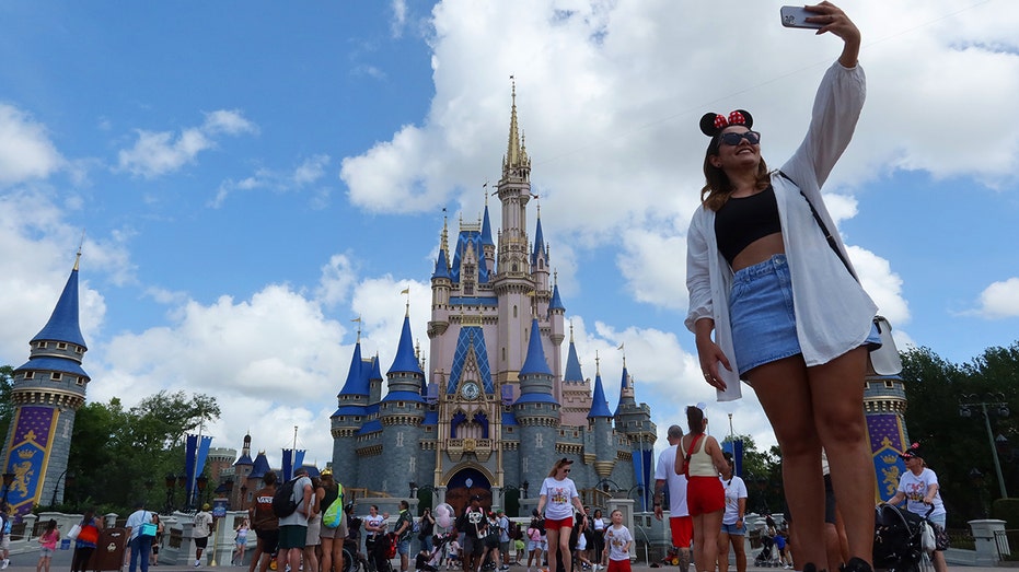 Почему страсть к Disney остается вечной: от сказочных свадеб до памятных ритуалов Thumbnail