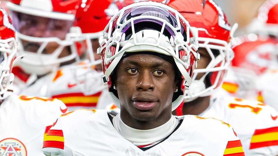 Звезда «Чифс» Xavier Worthy покинул игру с травмой плеча после столкновения с Travis Kelce Thumbnail