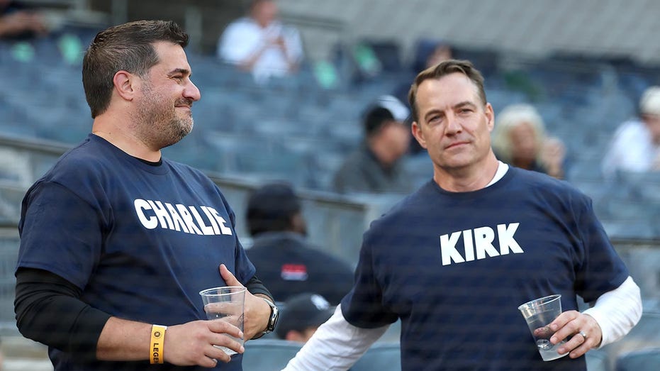 Фанаты бейсбола почтительно вспомнили Чарли Кирка во время матча Yankees против Tigers Thumbnail