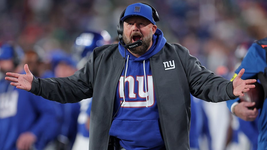 NFL проводит расследование инцидента с Гигантами и протоколом сотрясения мозга после напряженной ссоры Брайана Дэбола с командным врачом Thumbnail