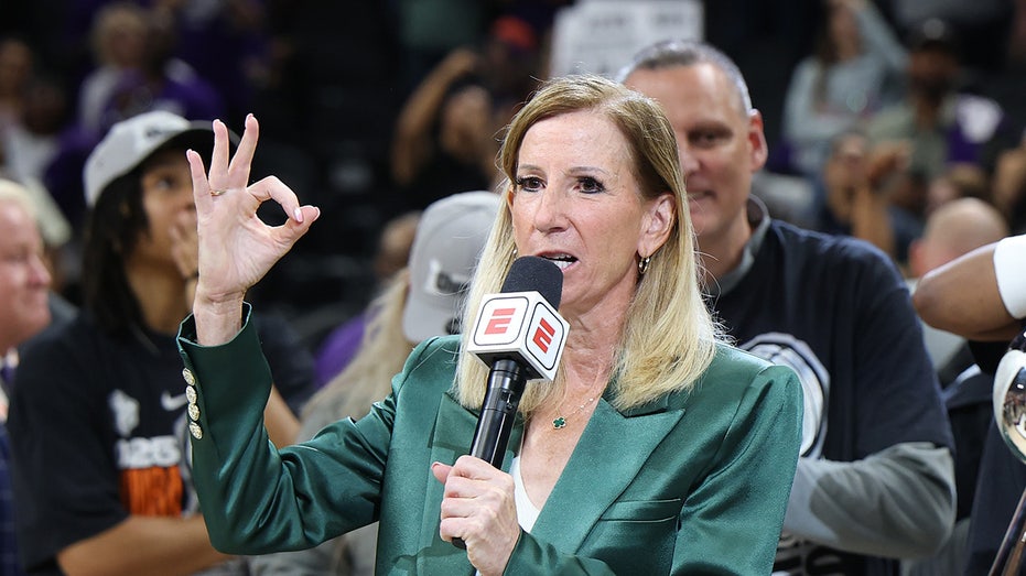 Конфронтация на финале WNBA: Кэти Энгельберт освистана и показана жестами недовольства публикой Thumbnail